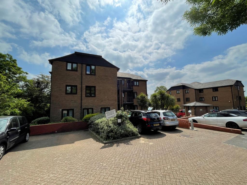 2 bed 1st Floor Flat for rent in Chigwell. From Montagues - Epping