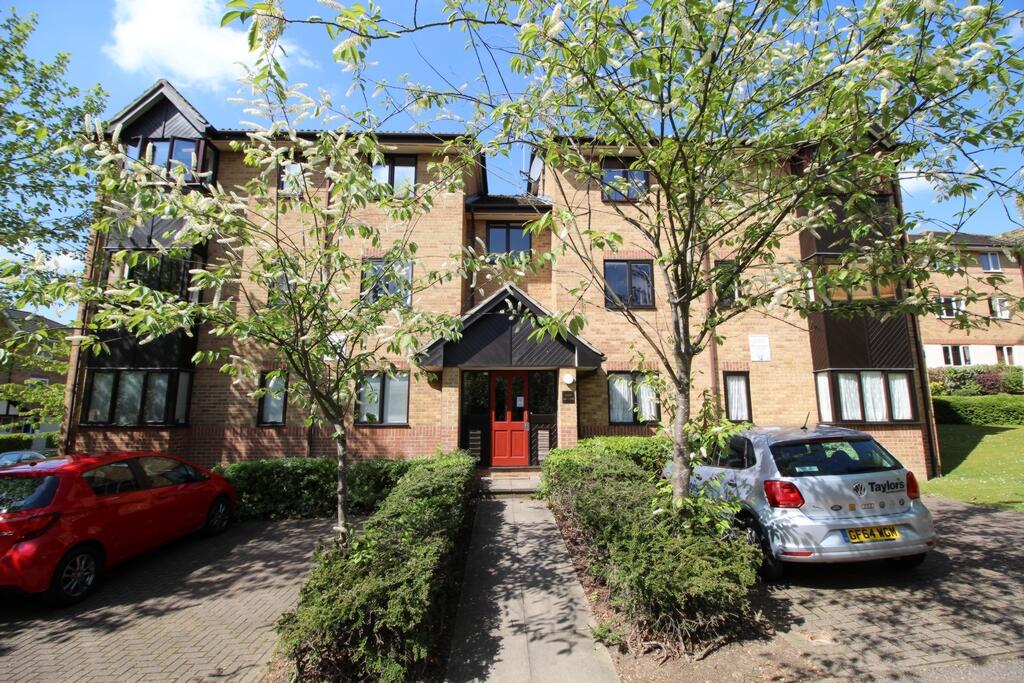 2 bed 1st Floor Flat for rent in Epping. From Montagues - Epping