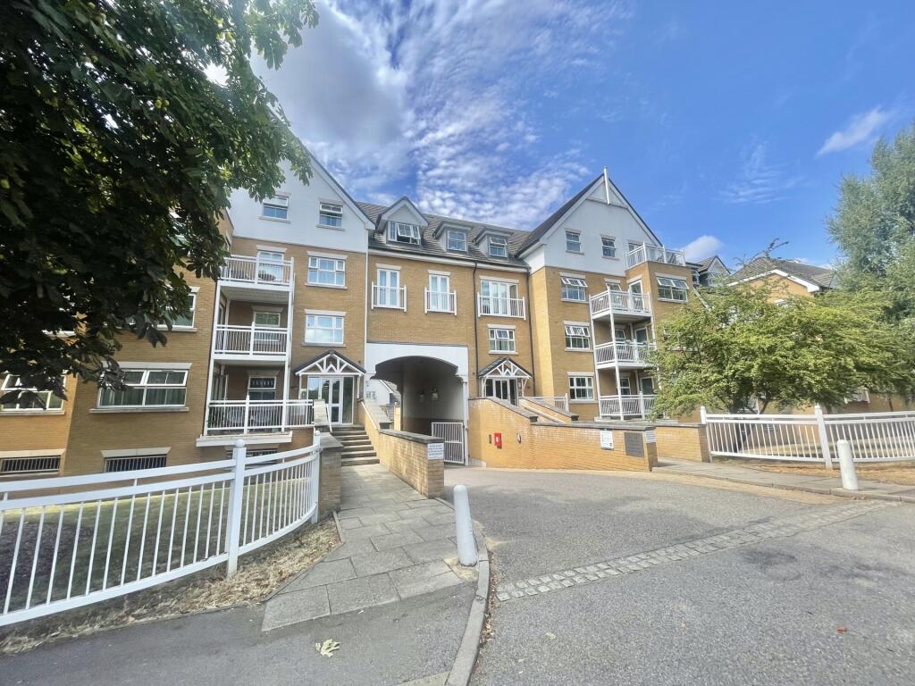 2 bed 1st Floor Flat for rent in Chingford. From Montagues - Epping