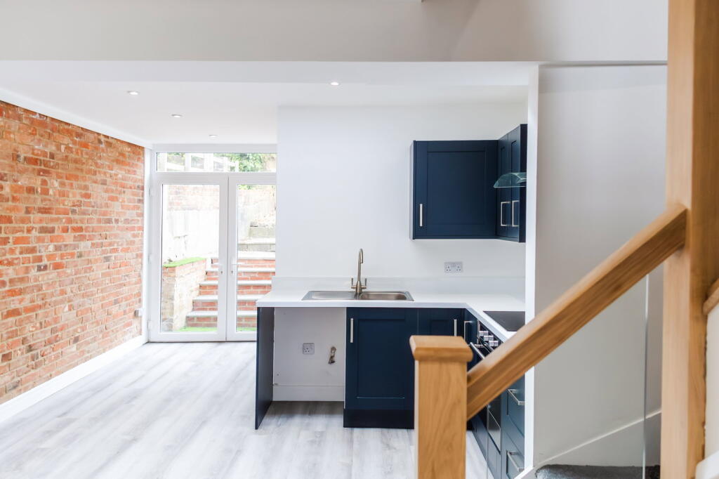 2 bed Mid Terraced House for rent in Swindon. From Moovahome - Swindon