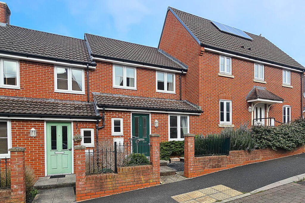 3 bed Mid Terraced House for rent in Royal Wootton Bassett. From Moovahome - Swindon