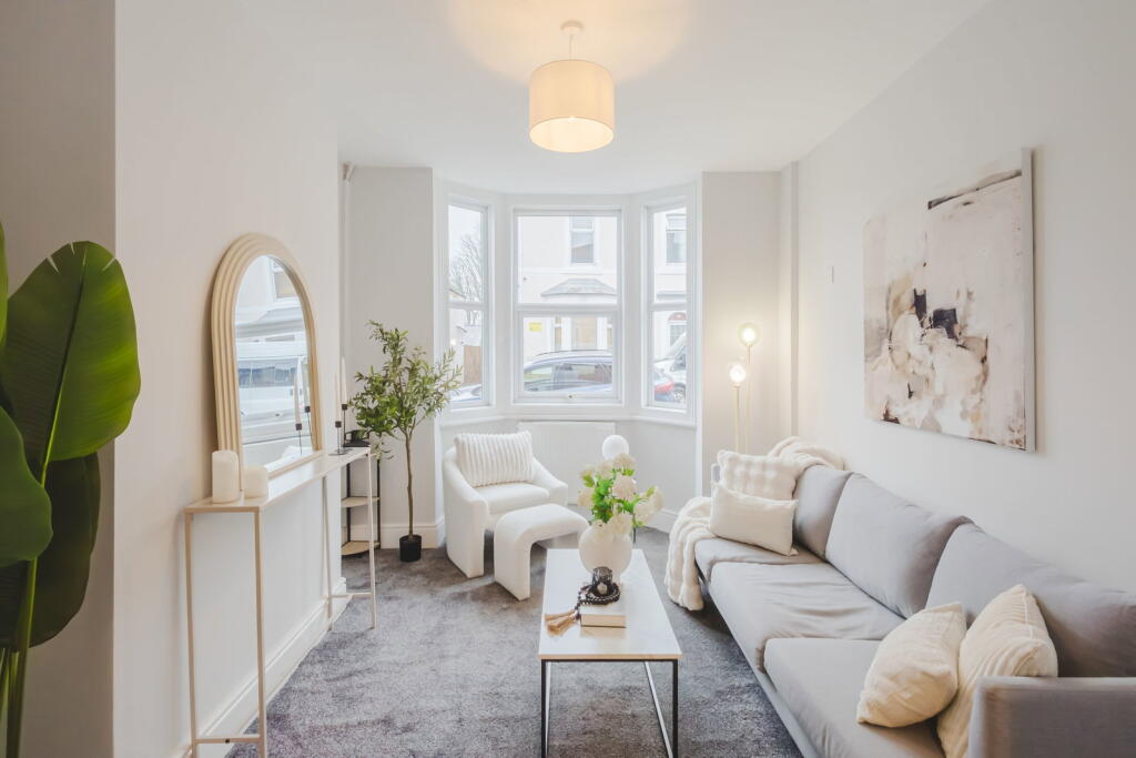 3 bed Mid Terraced House for rent in Swindon. From Moovahome - Swindon