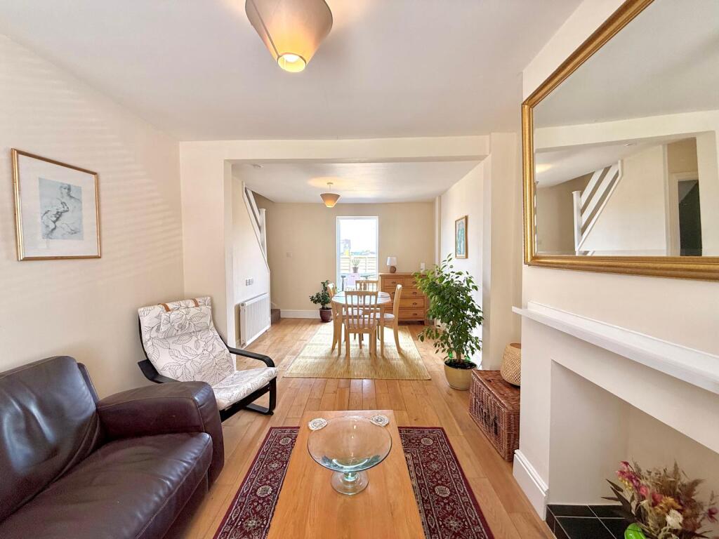 2 bed Mid Terraced House for rent in Swindon. From Moovahome - Swindon
