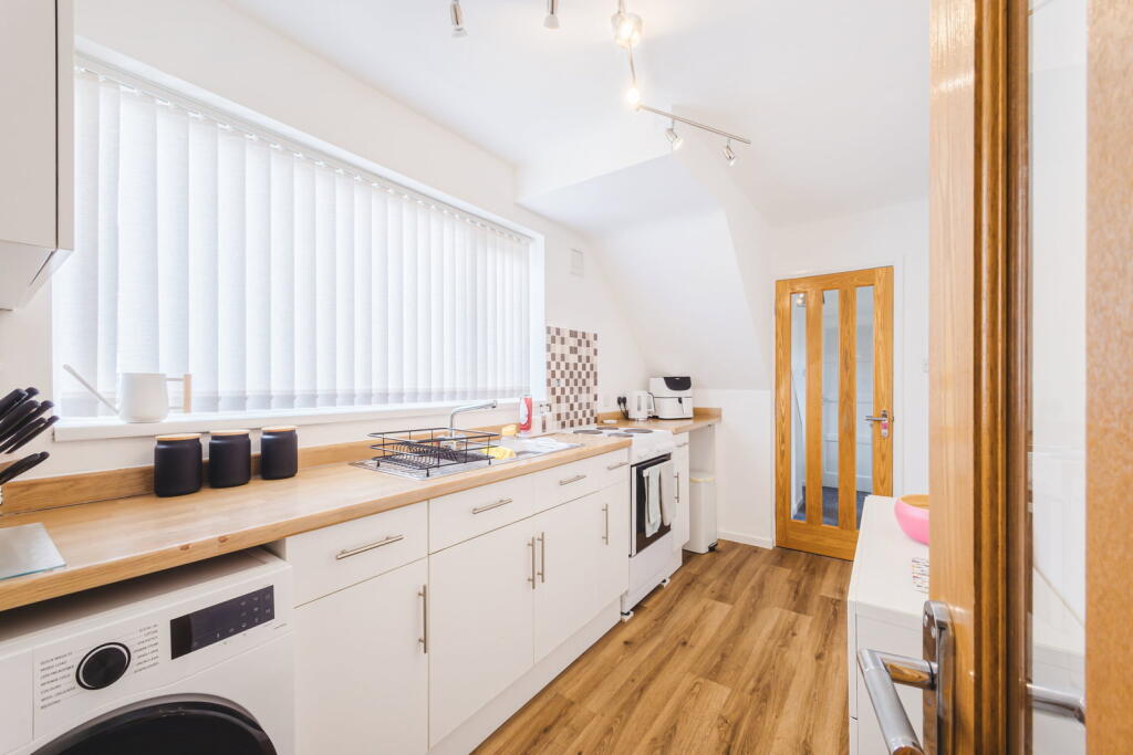 3 bed Mid Terraced House for rent in Fairford. From Moovahome - Swindon