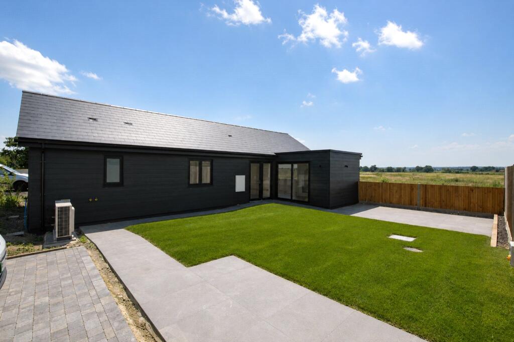 2 bed Bungalow for rent in Hunsdonbury. From Mullucks - Bishop's Stortford 2 bed Bungalow for rent in Hunsdonbury. From Mullucks - Bishop's Stortford
