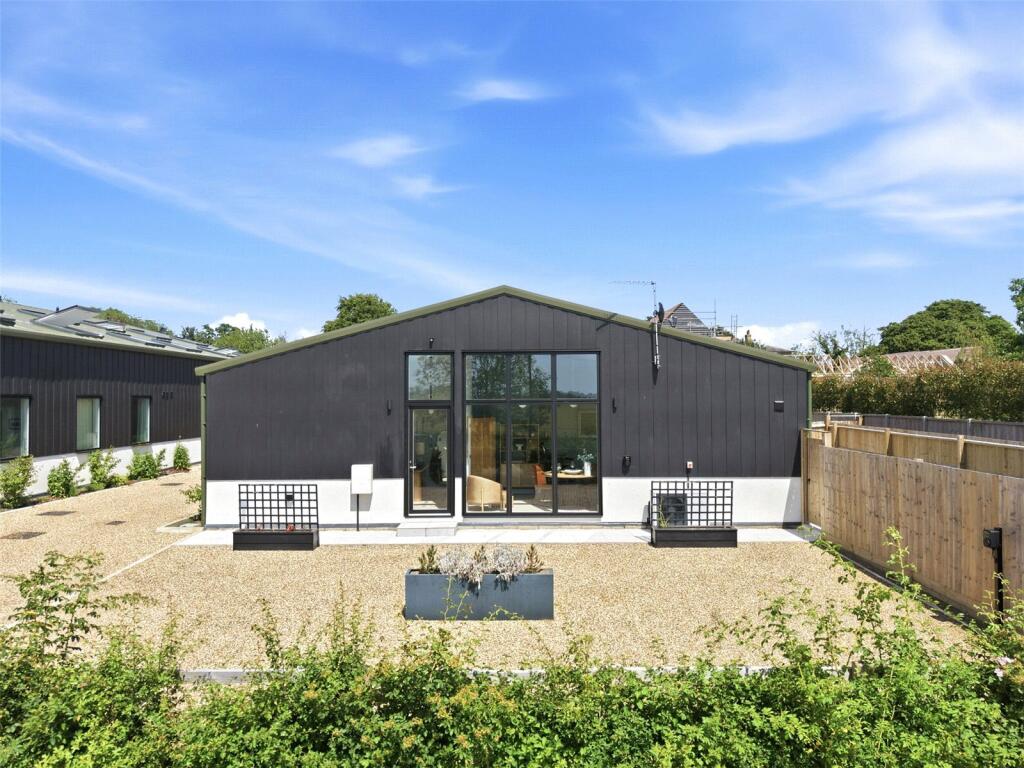 2 bed Mid Terraced House for rent in . From Mullucks - Bishop's Stortford 2 bed Mid Terraced House for rent in . From Mullucks - Bishop's Stortford