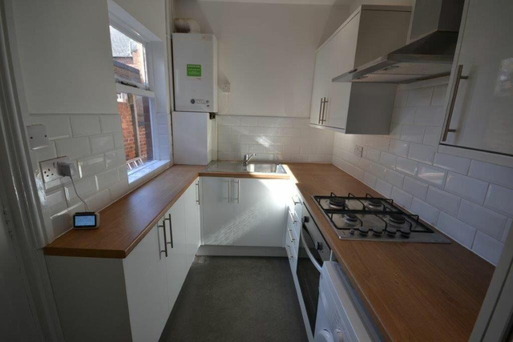3 bed Mid Terraced House for rent in Leicester. From Barkers - Leicester