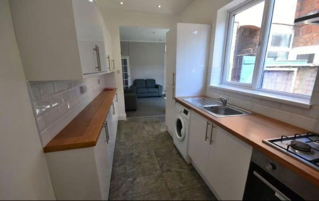 4 bed Mid Terraced House for rent in Leicester. From Barkers - Leicester