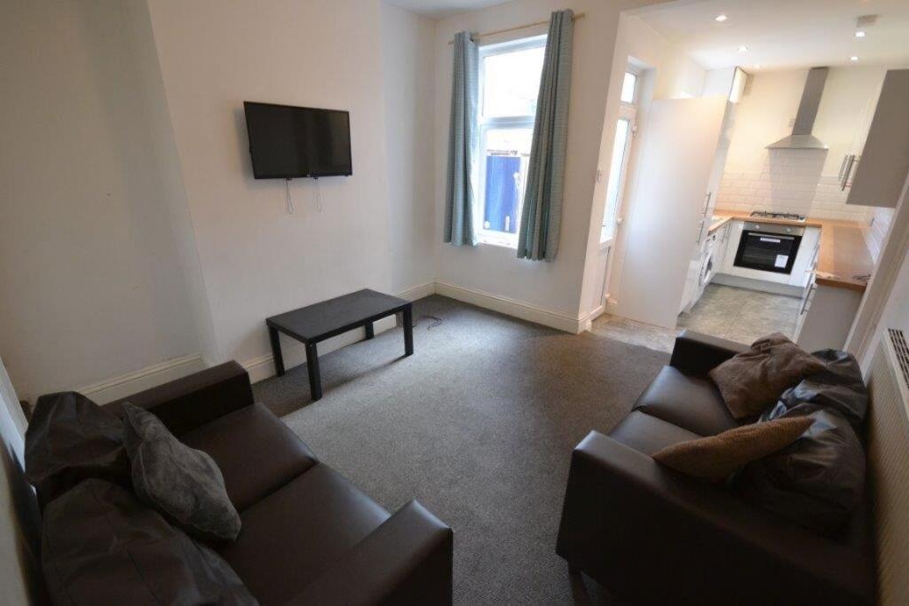 3 bed Mid Terraced House for rent in Leicester. From Barkers - Leicester