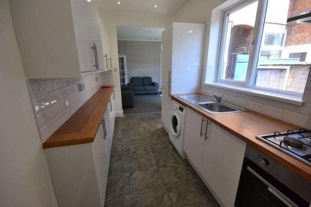 4 bed Mid Terraced House for rent in Leicester. From Barkers - Leicester