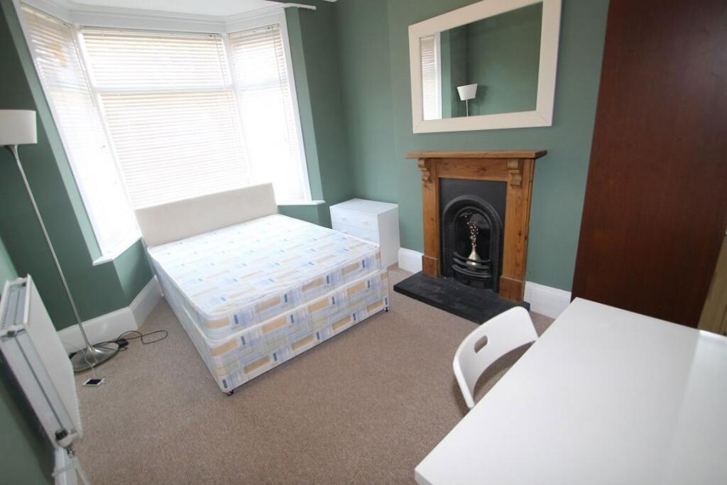 4 bed Mid Terraced House for rent in Leicester. From Barkers - Leicester