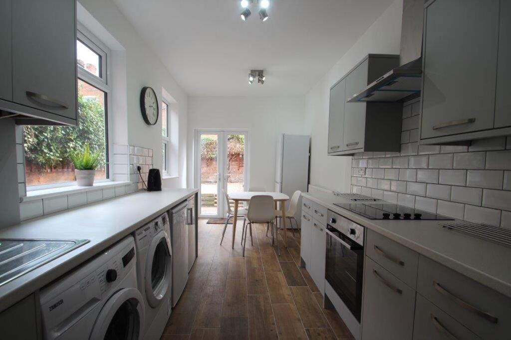 4 bed Mid Terraced House for rent in Leicester. From Barkers - Leicester