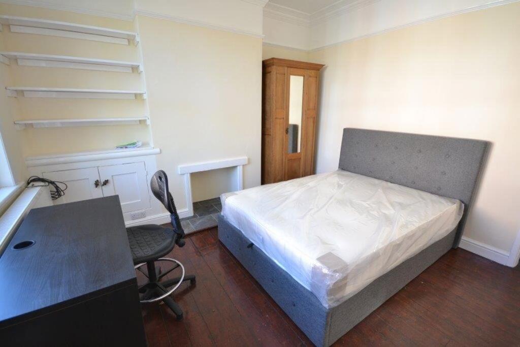 3 bed Mid Terraced House for rent in Stoughton. From Barkers - Leicester 3 bed Mid Terraced House for rent in Stoughton. From Barkers - Leicester