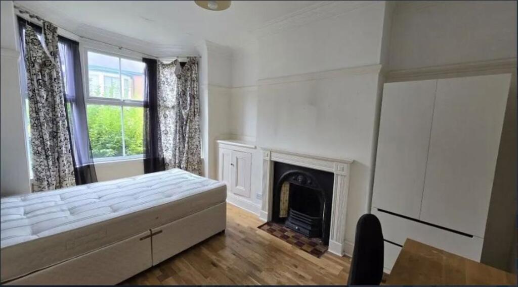 4 bed Mid Terraced House for rent in Stoughton. From Barkers - Leicester
