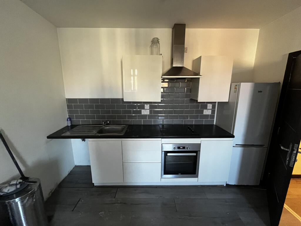 2 bed 1st Floor Flat for rent in Higher Folds. From Mustafa & Co Property Management - Manchester