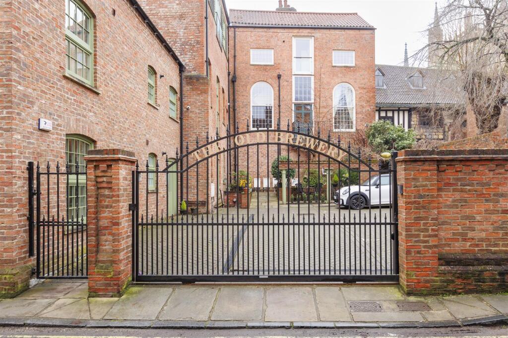 3 bed Apartment for rent in York. From Naish Estate Agents - York