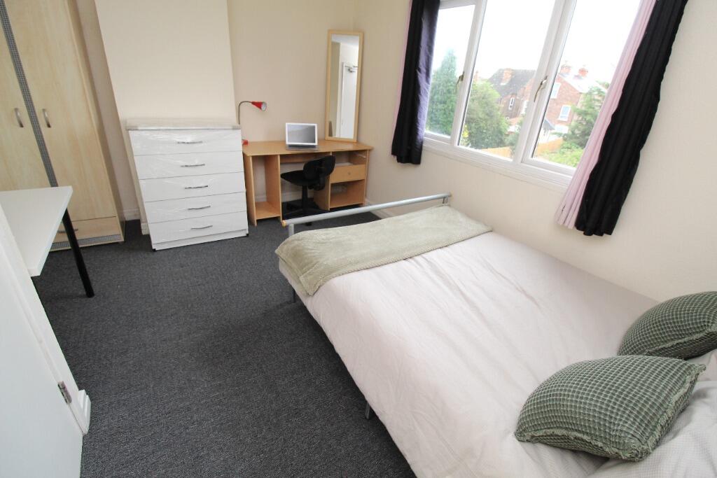 3 bed Mid Terraced House for rent in Wilford. From Nicholas Humphreys - Nottingham