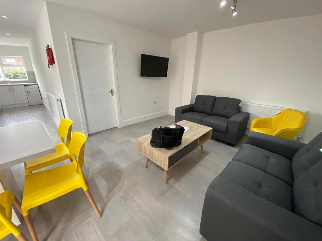 6 bed Semi Detached for rent in Beeston. From Nicholas Humphreys - Nottingham 6 bed Semi Detached for rent in Beeston. From Nicholas Humphreys - Nottingham