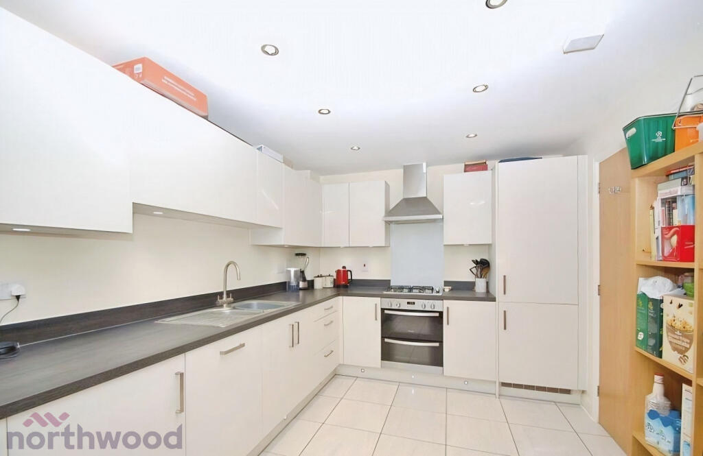 3 bed End of Terrace for rent in Downley. From Northwood - High Wycombe