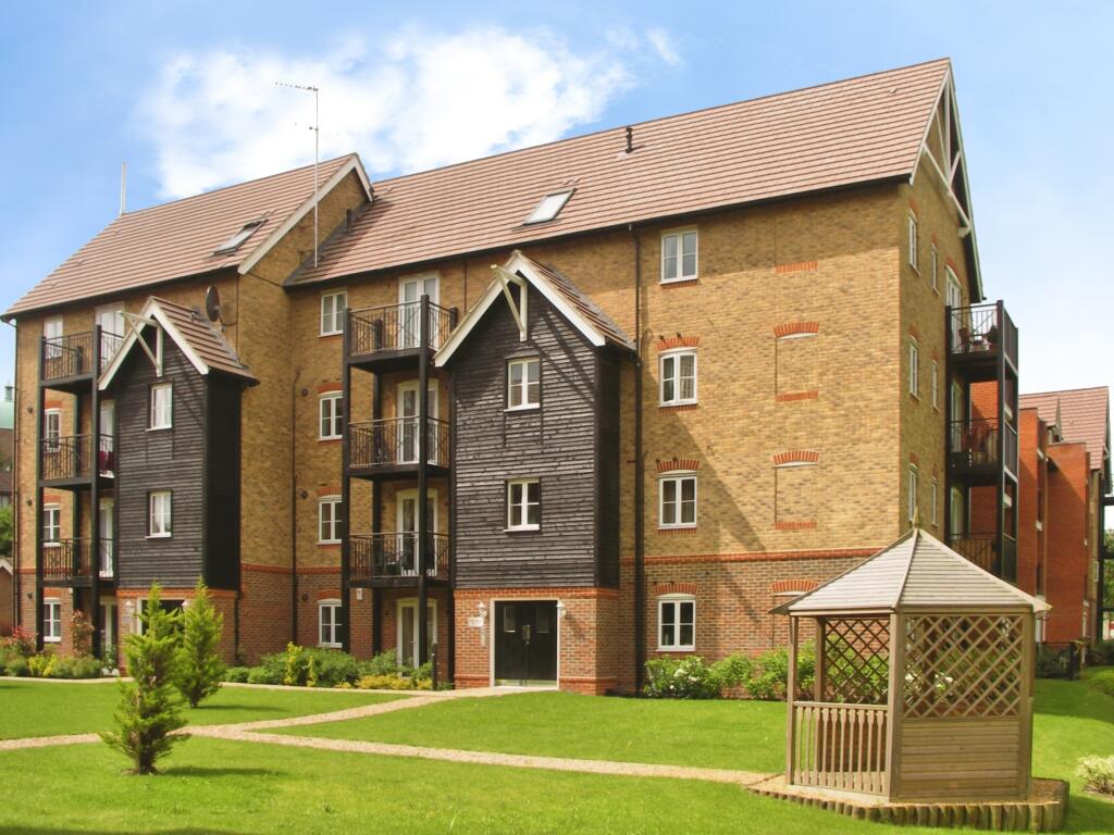 2 bed 1st Floor Flat for rent in Downley. From Northwood - High Wycombe