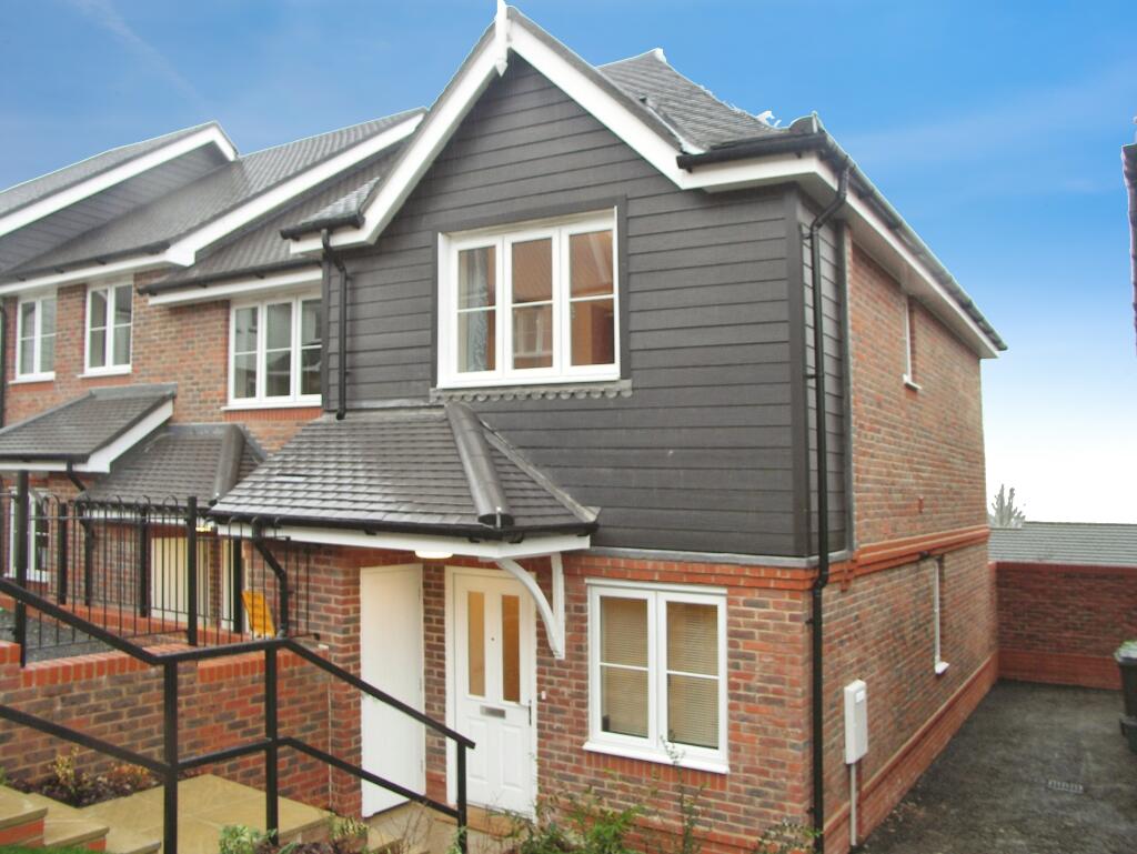 2 bed End of Terrace for rent in Downley. From Northwood - High Wycombe