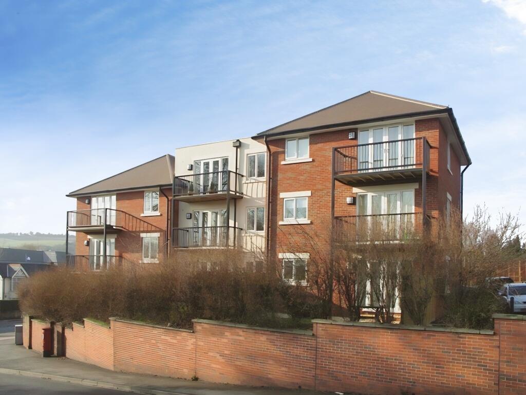 2 bed 1st Floor Flat for rent in High Wycombe. From Northwood - High Wycombe