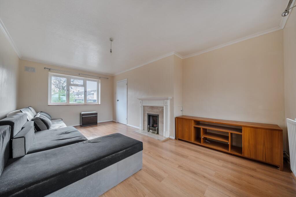 3 bed Mid Terraced House for rent in Farnham Royal. From Northwood - Maidenhead