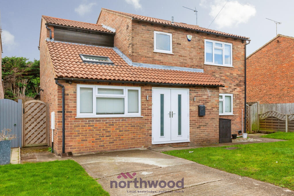 4 bed Detached for rent in Holyport. From Northwood - Maidenhead 4 bed Detached for rent in Holyport. From Northwood - Maidenhead