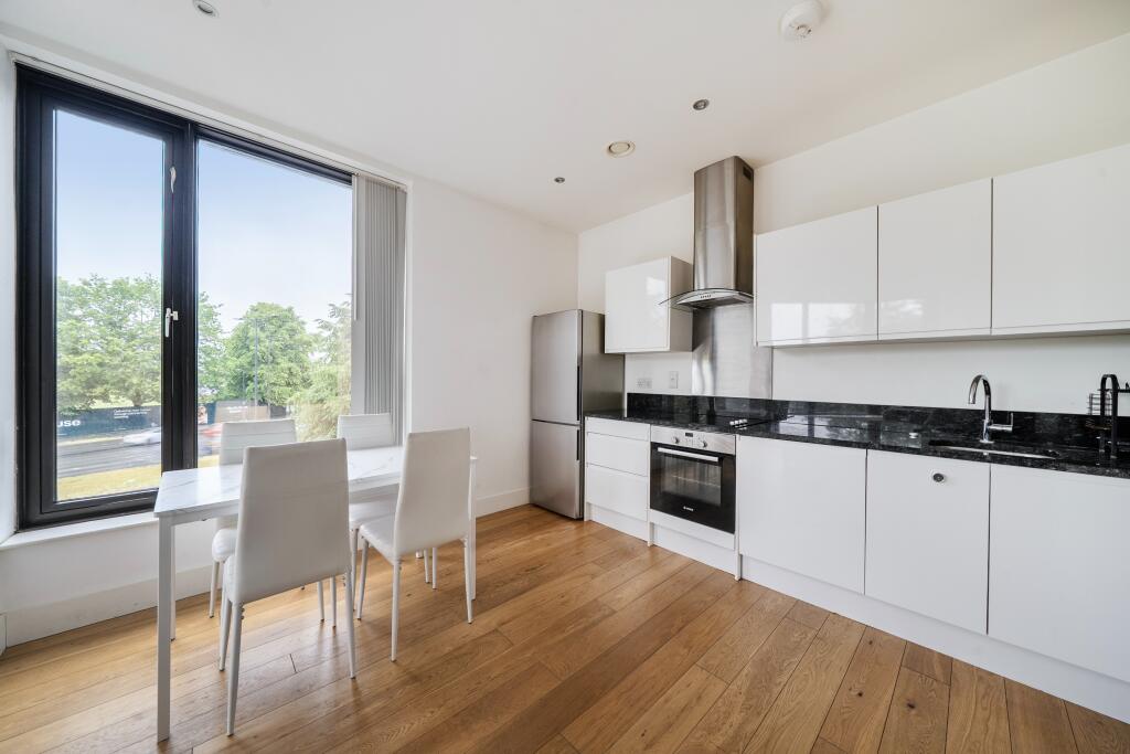 2 bed 1st Floor Flat for rent in Slough. From Northwood - Maidenhead