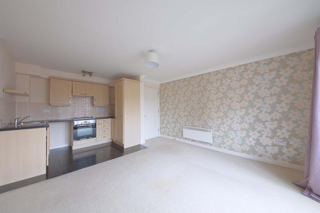 2 bed 1st Floor Flat for rent in Maidenhead. From Northwood - Maidenhead