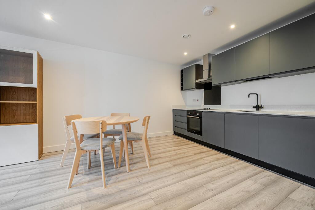 2 bed 1st Floor Flat for rent in . From Northwood - Maidenhead