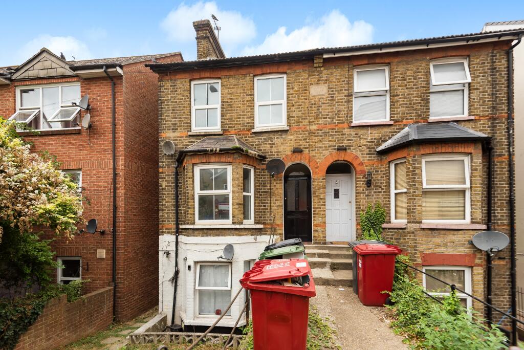 2 bed 1st Floor Flat for rent in Farnham Royal. From Northwood - Maidenhead 2 bed 1st Floor Flat for rent in Farnham Royal. From Northwood - Maidenhead