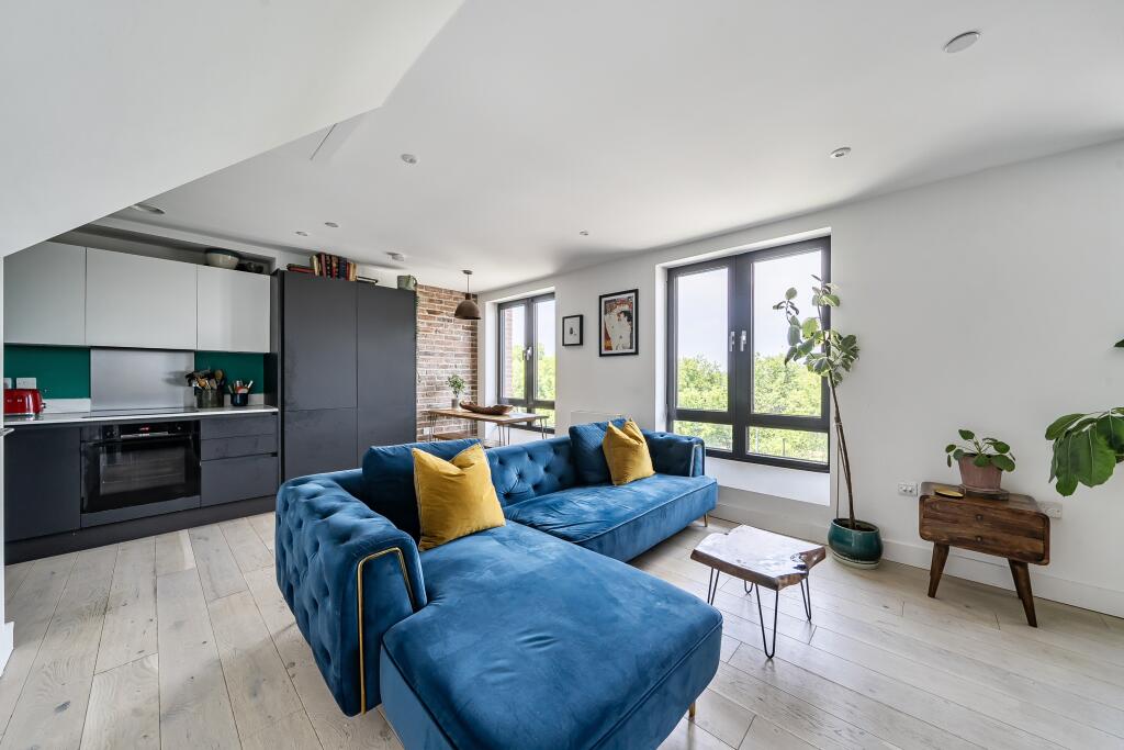 2 bed 1st Floor Flat for rent in Hitchambury. From Northwood - Maidenhead