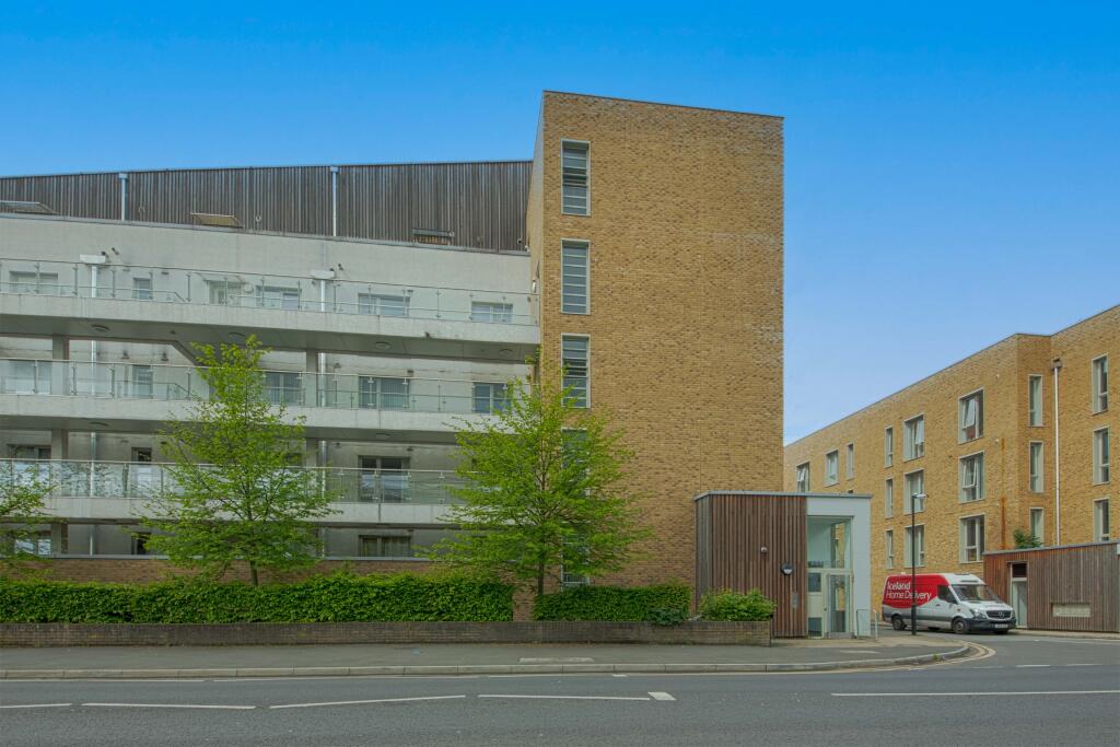 3 bed 1st Floor Flat for rent in Maidenhead. From Northwood - Maidenhead