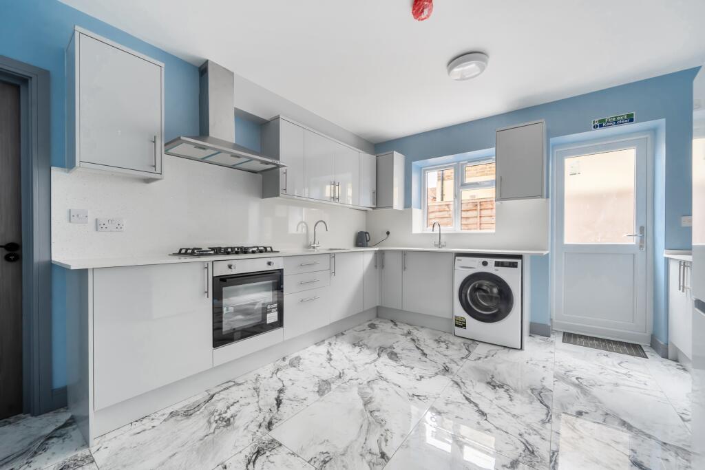 1 bed Detached for rent in Slough. From Northwood - Maidenhead
