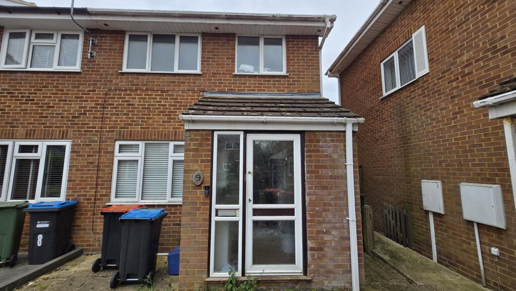 3 bed Mid Terraced House for rent in Newport Pagnell. From Northwood - Milton Keynes