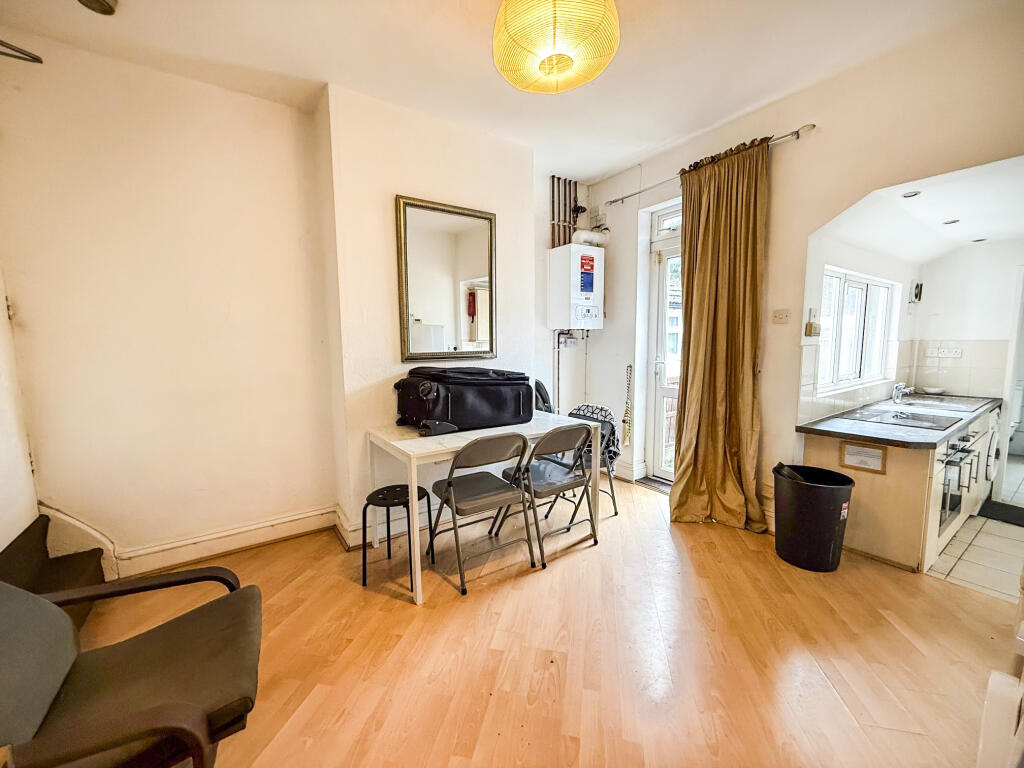 4 bed Mid Terraced House for rent in Nottingham. From Northwood - Nottingham