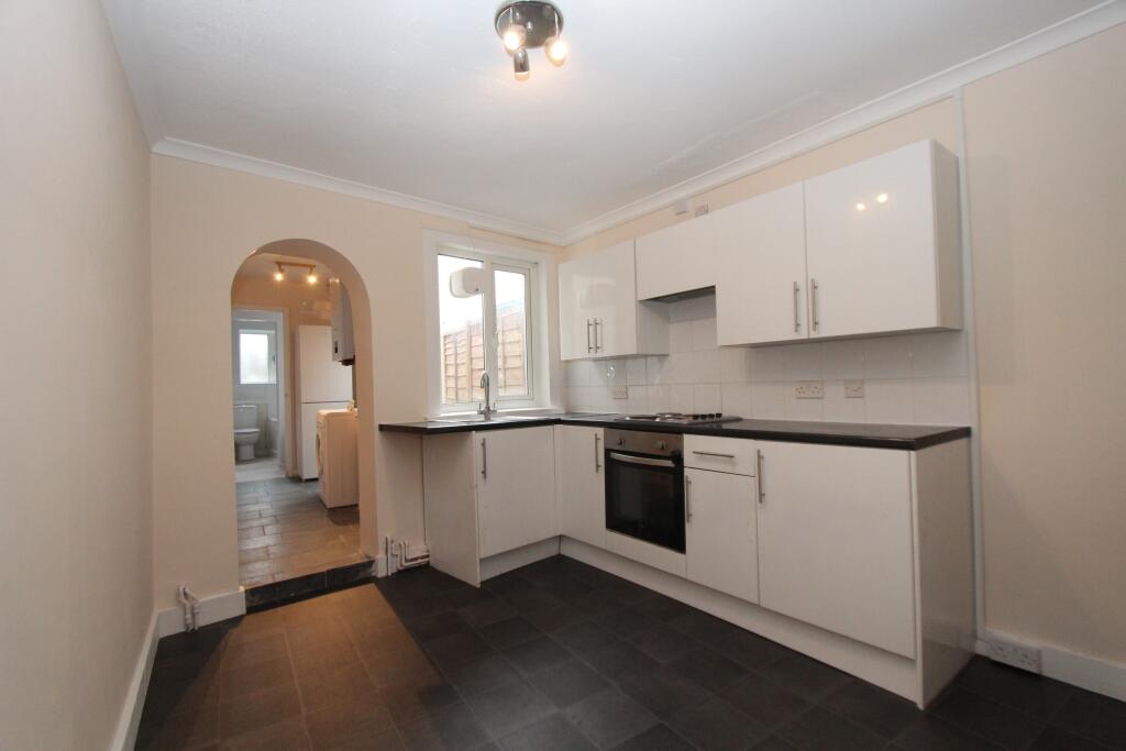 2 bed Mid Terraced House for rent in Reading. From Northwood - Reading