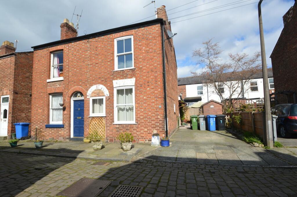 3 bed Mid Terraced House for rent in Sale. From Northwood - Sale
