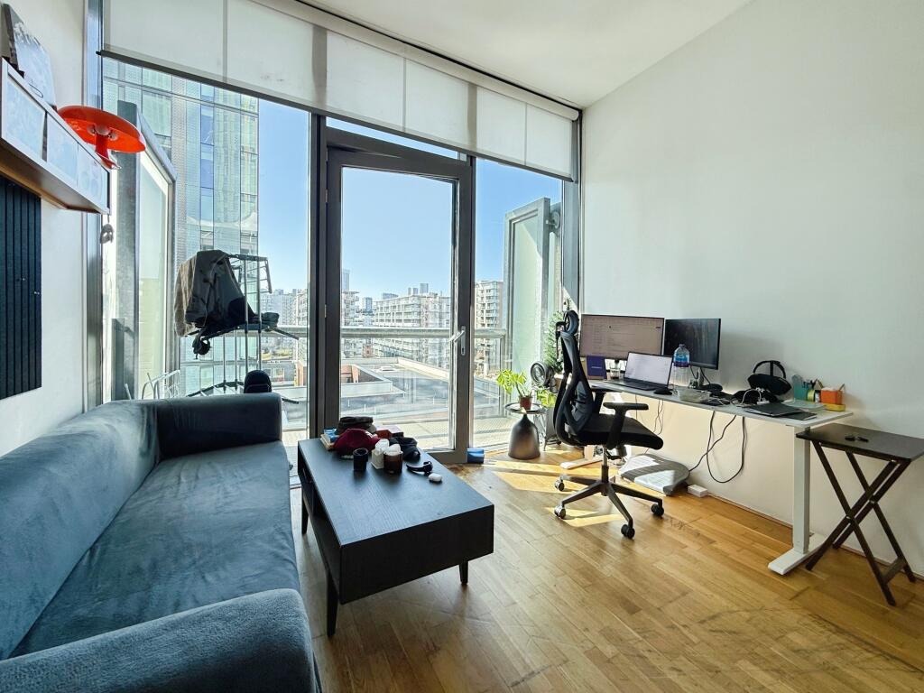4 bed Studio for rent in Salford. From Northwood - Sale