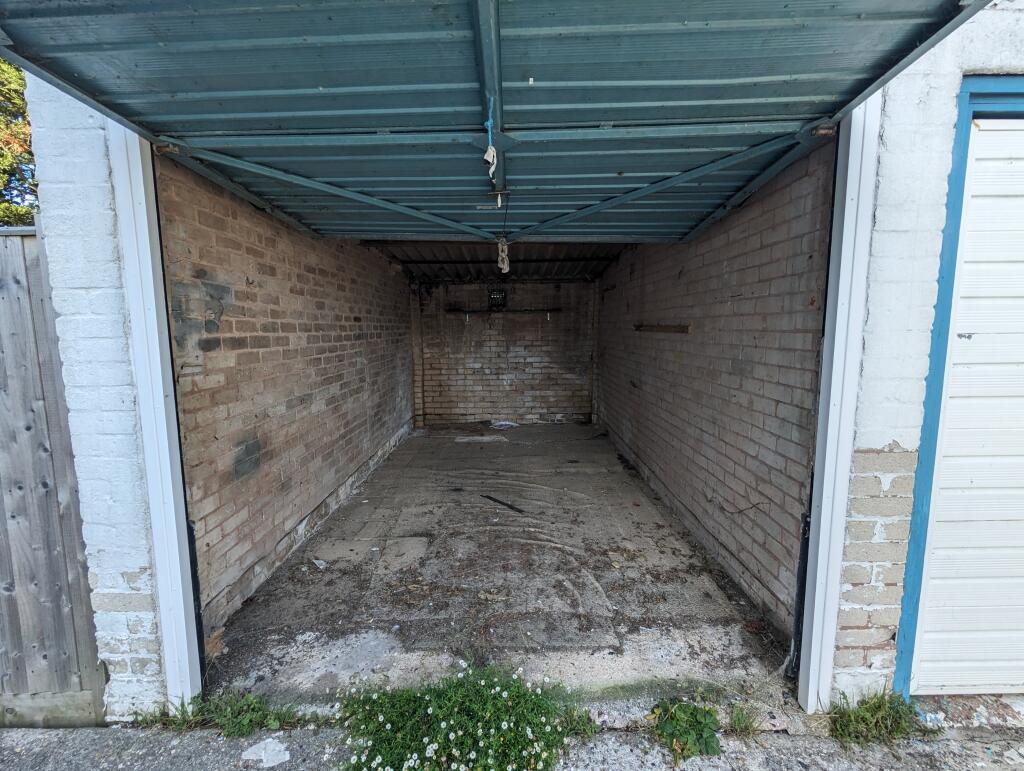 4 bed Garages for rent in Findon. From Northwood - Worthing