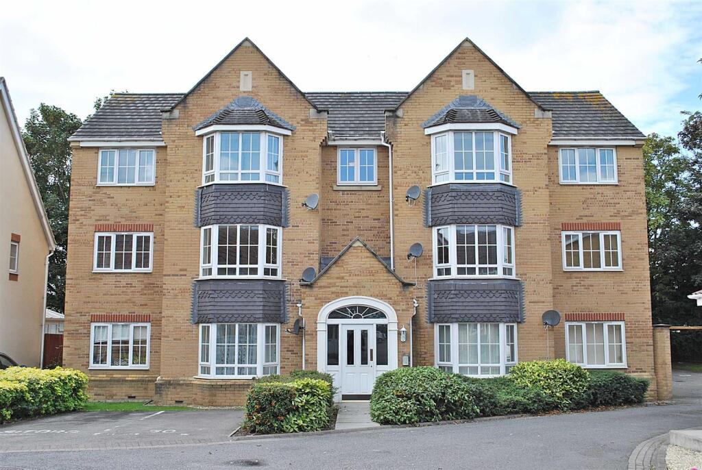 2 bed Apartment for rent in Two Mile Hill. From Oak Estate Agents - Kingswood