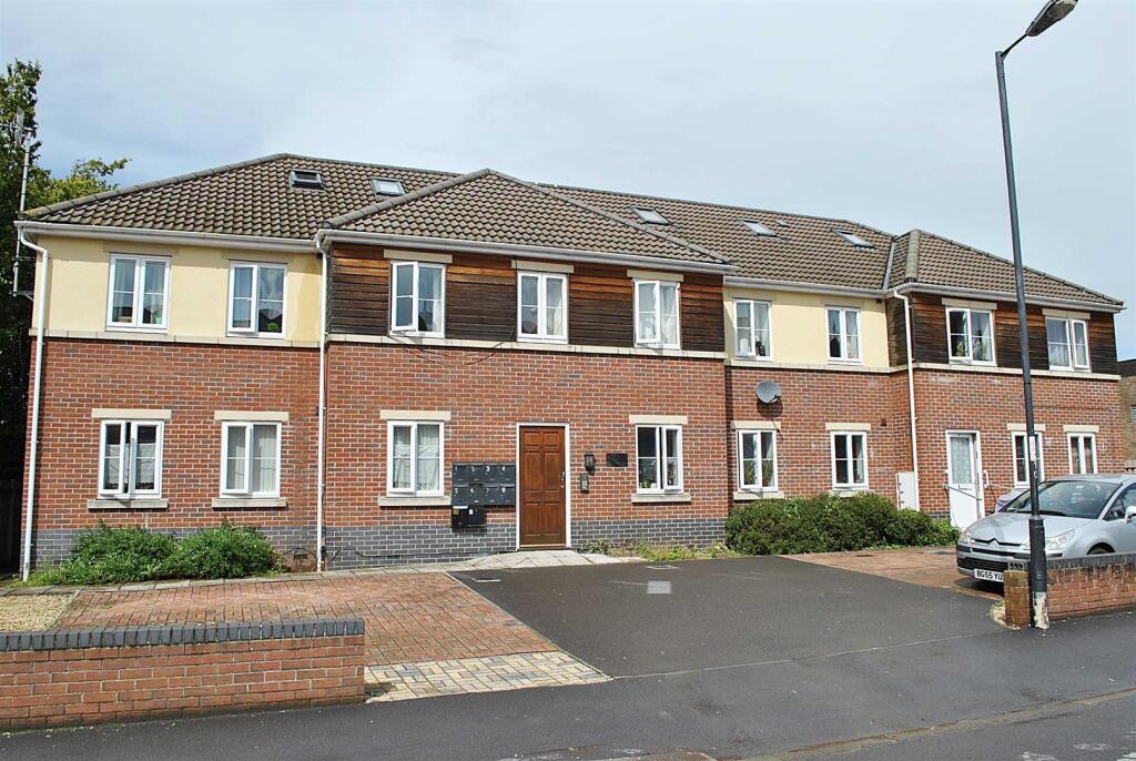 1 bed Apartment for rent in Hallen. From Oak Estate Agents - Kingswood