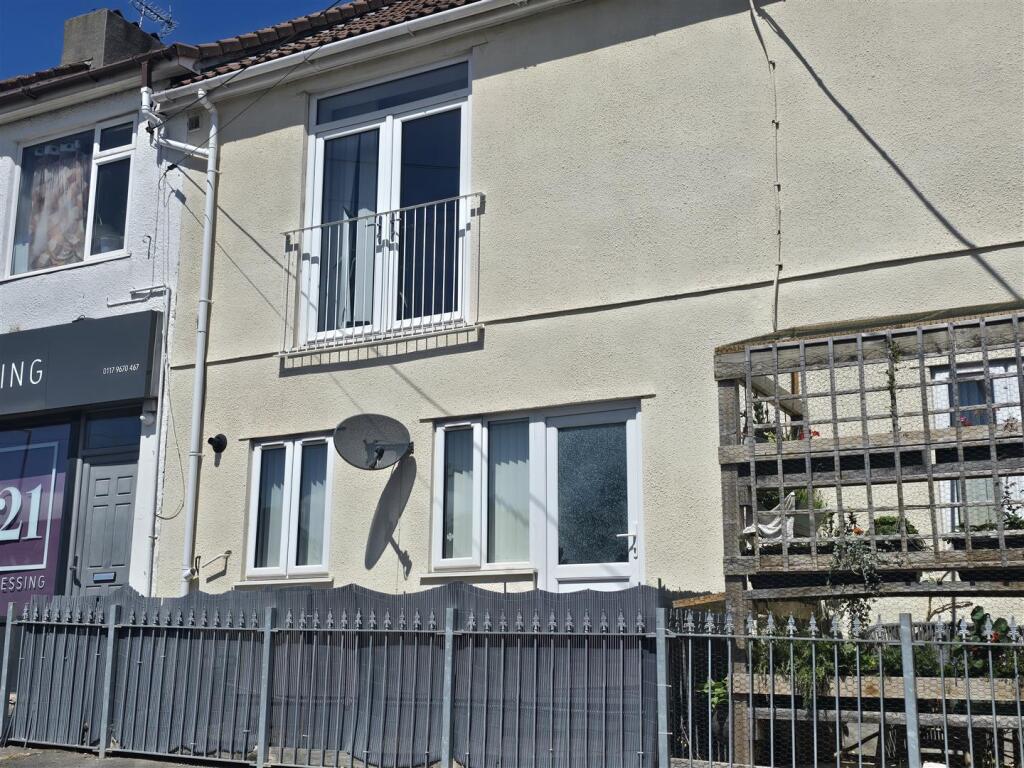 2 bed Apartment for rent in Two Mile Hill. From Oak Estate Agents - Kingswood