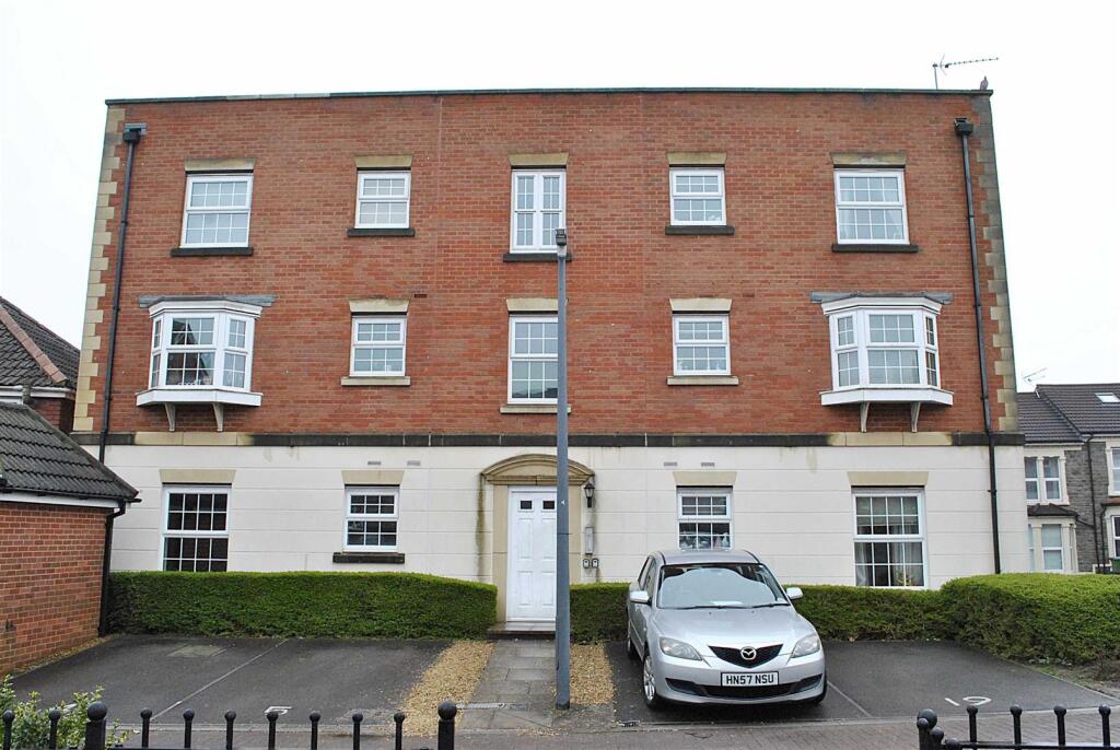 2 bed Apartment for rent in Two Mile Hill. From Oak Estate Agents - Kingswood