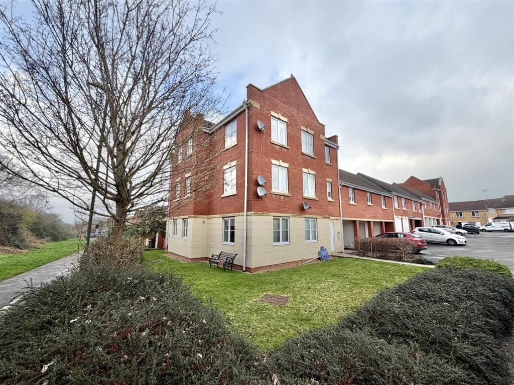 2 bed Apartment for rent in Shortwood. From Oak Estate Agents - Kingswood