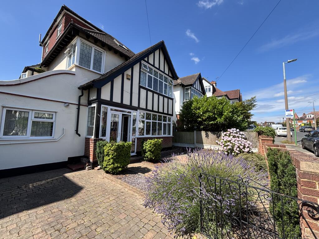 5 bed Detached for rent in Southend-on-Sea. From oakleighblue.co.uk - Hockley - Essex 5 bed Detached for rent in Southend-on-Sea. From oakleighblue.co.uk - Hockley - Essex
