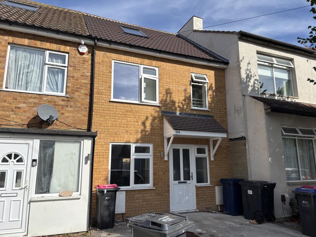 3 bed Mid Terraced House for rent in Southend-on-Sea. From oakleighblue.co.uk - Hockley - Essex 3 bed Mid Terraced House for rent in Southend-on-Sea. From oakleighblue.co.uk - Hockley - Essex