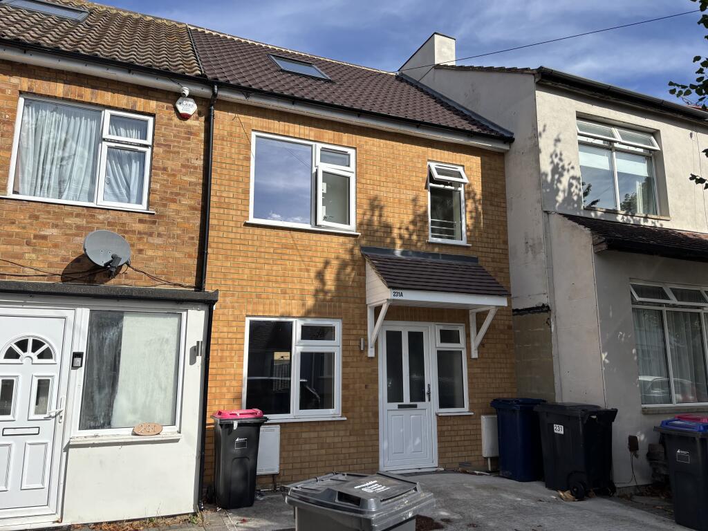 3 bed Mid Terraced House for rent in Southend-on-Sea. From oakleighblue.co.uk - Hockley - Essex
