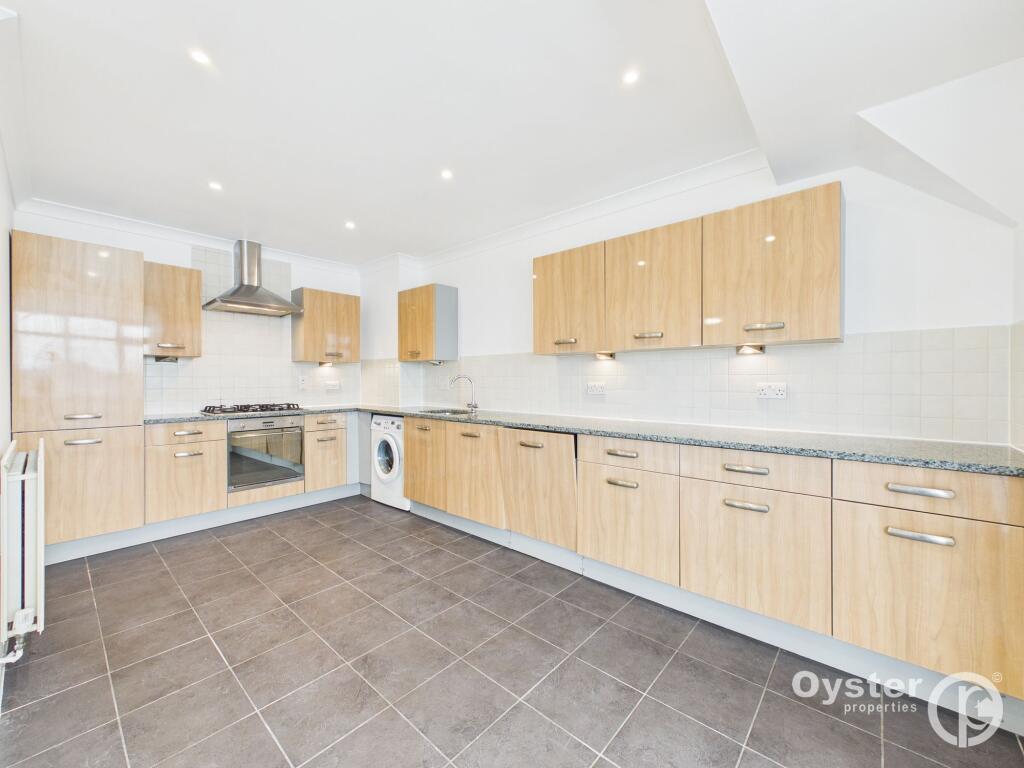 3 bed 1st Floor Flat for rent in Kenton. From Oyster Properties - Stanmore